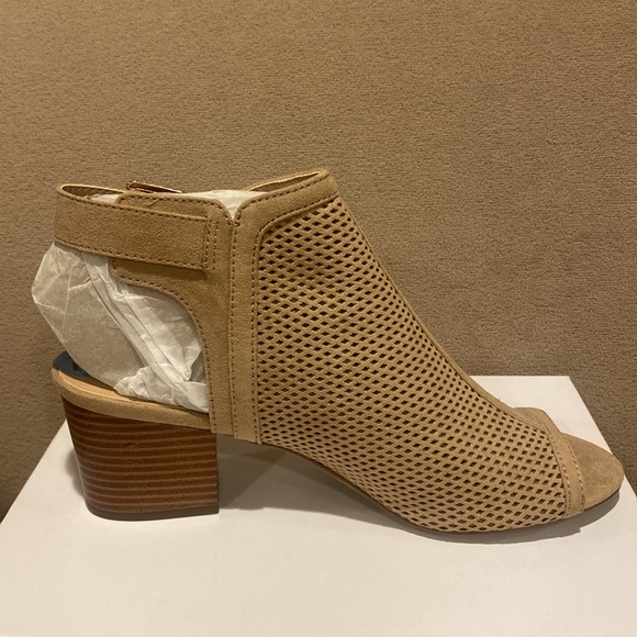 Unisa tan ankle strap block heel shoes with a peep toe. Gold buckle size 7.5 NWT - Picture 4 of 10